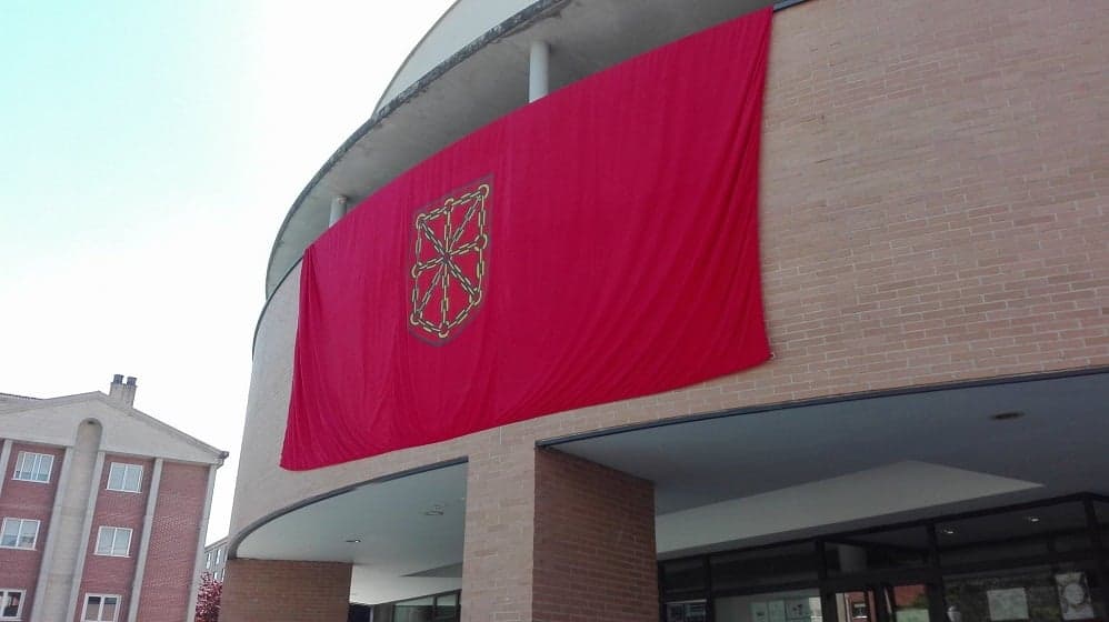 Ni corona, ni esmeralda: la bandera de Navarra amputada - España Confidencial